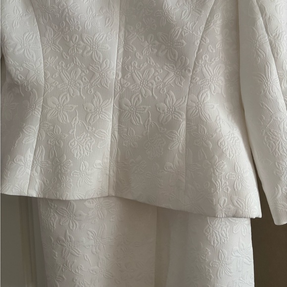 Le Suit white suit size 6 with matching skirt